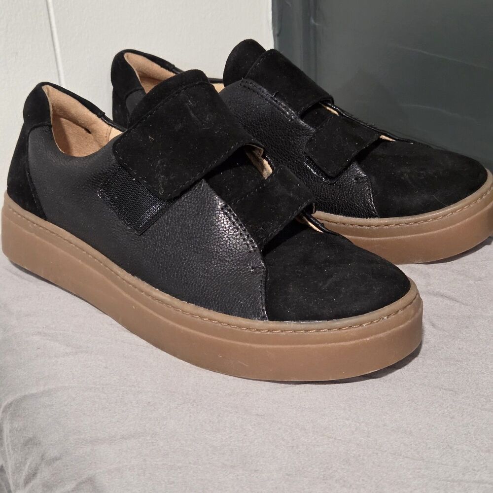 Naturalizer Charlie Black Suede Leather Strap Sneakers Gum Sole Womens Sz 6 M